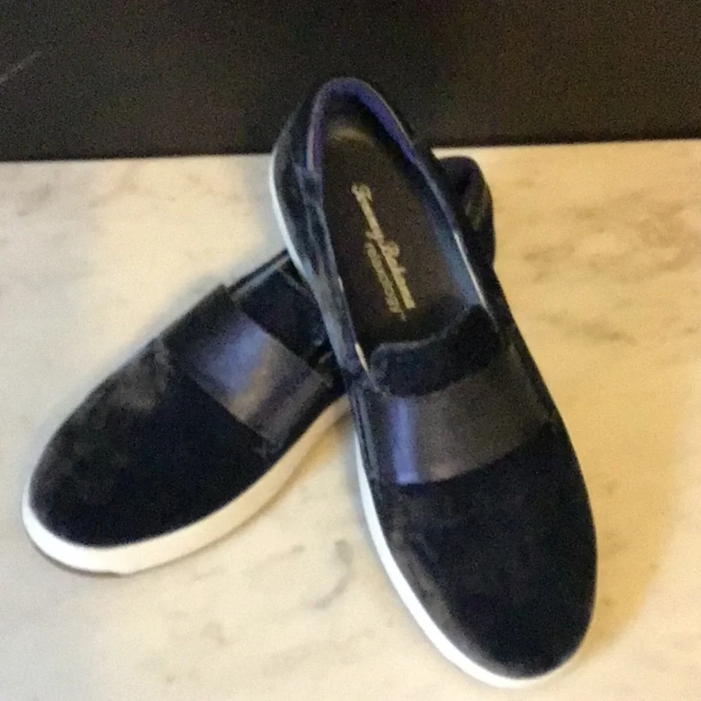 NWOT Tommy Bahama Cove Floral Relaxology Blue Slip-Ons